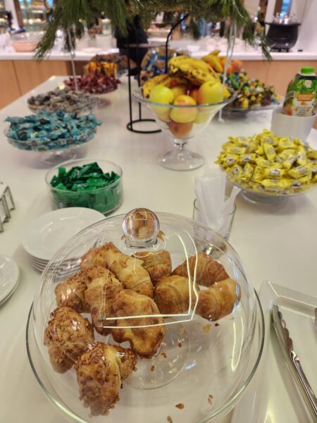 Fantazja Lounge Warsaw Chopin Airport, Poland Food and Nutrition Review - Fantazja Lounge Warsaw Chopin Chocolates and pastries Fantazja Lounge Warsaw Chopin Airport Poland