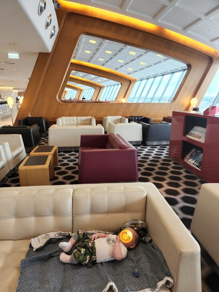 Foods and travelling with kids: 3 months old - foods to eat when travelling with kids Foods to eat when travelling with kids and my 3 month old in the Qantas lounge