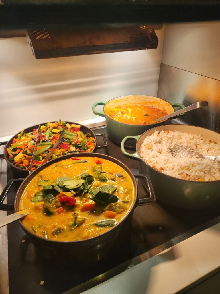 Hot food Qantas business lounge melbourne