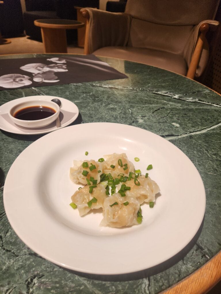 Is Emirates, Qatar or Qantas the best lounge for food in T1 Changi Airport, Singapore? - best lounge for food in T1 Changi Wontons