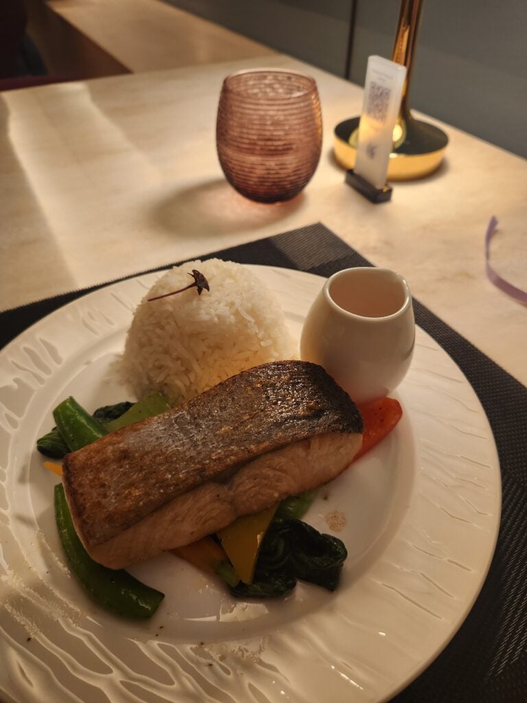 Is Emirates, Qatar or Qantas the best lounge for food in T1 Changi Airport, Singapore? - best lounge for food in T1 Changi Seared salmon Qatar Lounge Singapore food