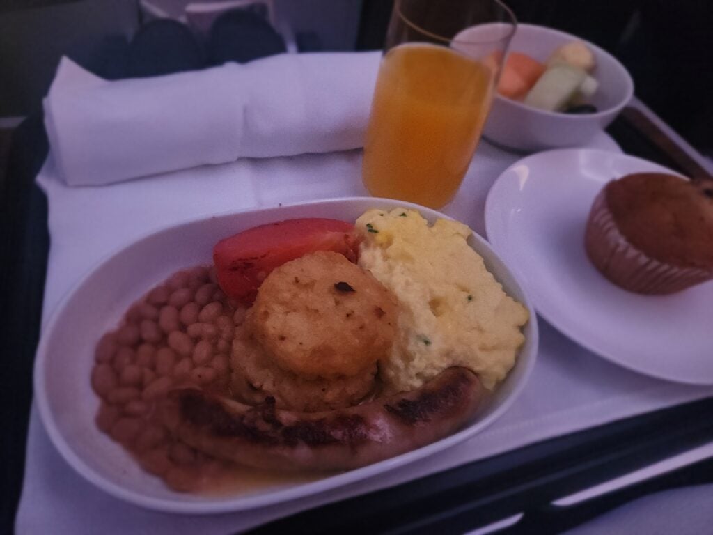 Qantas premium economy food breakfast scrambled egg, baked beans hashbrowns
