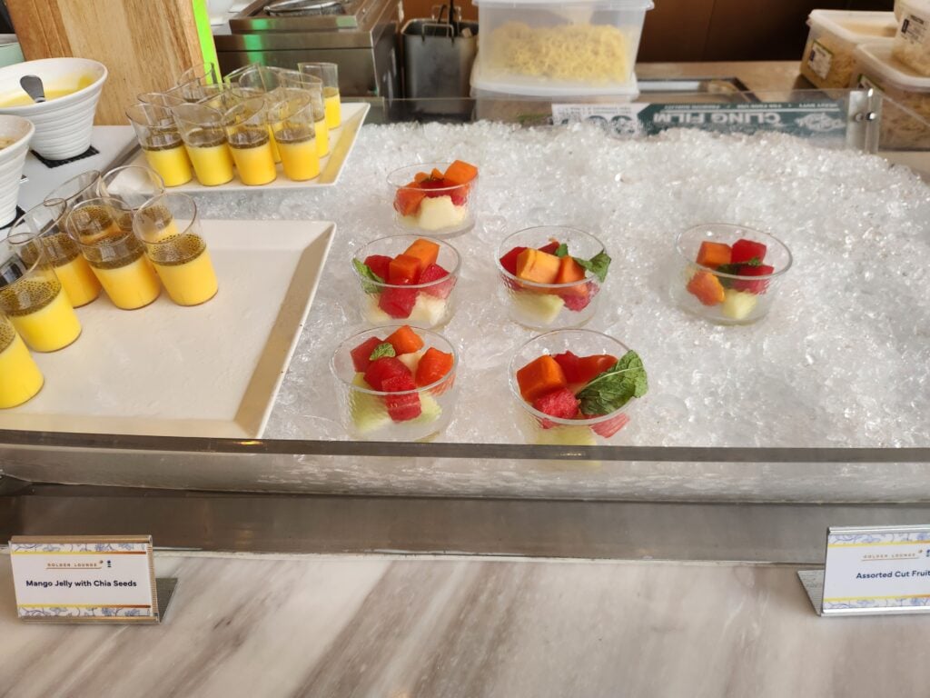 Mango jelly and fruit cups
