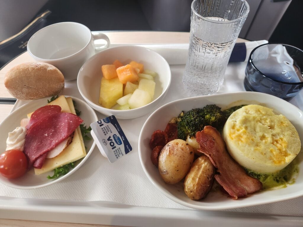 Finnair Business Class Food Review - Helsinki to London (Heathrow) (Breakfast) - Finnair Business Class breakfast Finnair business class breakfast