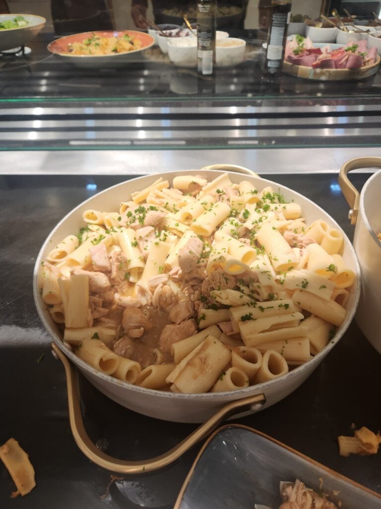 British Airways Lounge Food and Nutrition Review - Johannesburg, South Africa - British Airways Lounge food Chicken and onion creamy pasta