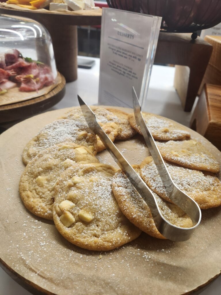 American Airlines First Lounge Food and Nutrition Review - London Heathrow (T3) - American Airlines First Lounge London food Cookies