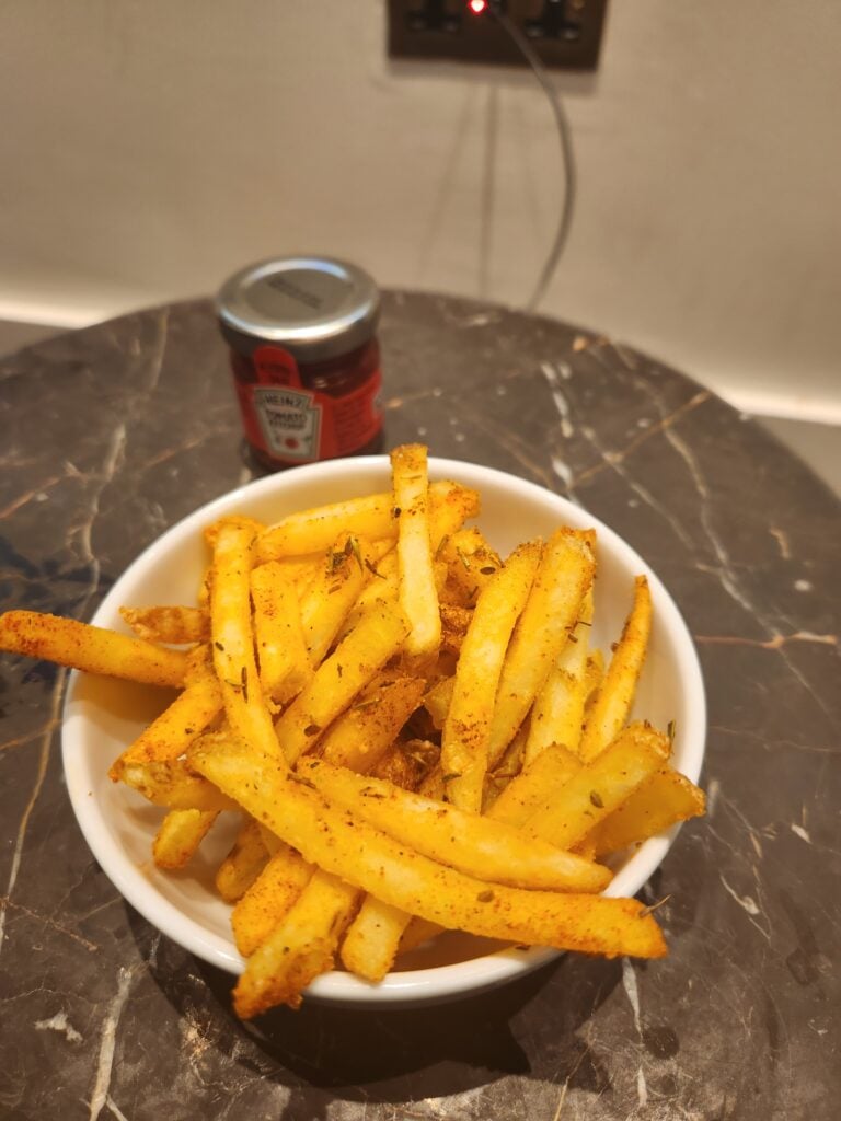 Qantas London Lounge Food and Nutrition Review - Qantas London Lounge Food Bowls of fries Qantas london lounge food